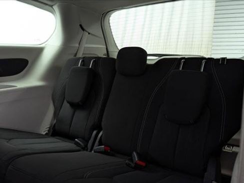 Used 2023 Chrysler Voyager LX FWD image 17