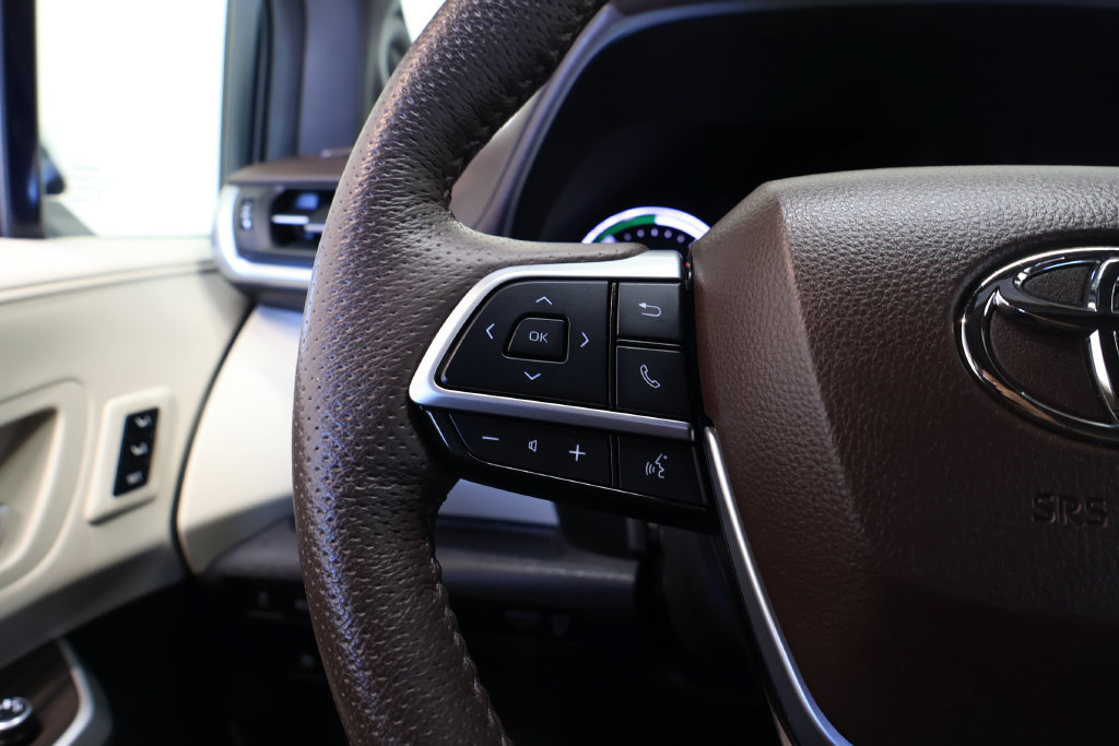 Used 2024 Toyota Sienna Platinum FWD image 29