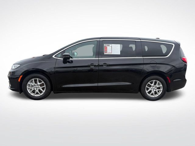 Used 2025 Chrysler Pacifica Select FWD image 3