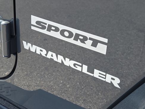 Used 2017 Jeep Wrangler Sport w/ Quick Order Package 24S AWD/4WD image 8