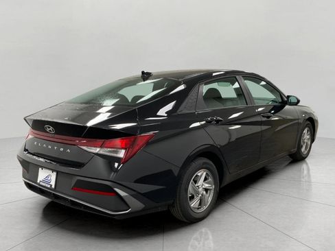 New 2026 Hyundai Elantra SE image 3