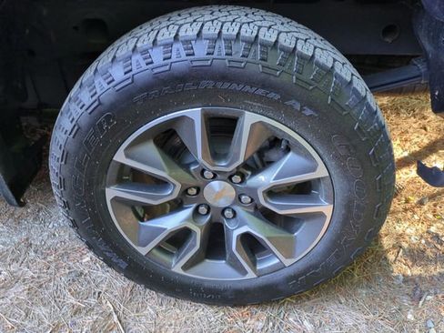 Used 2024 Chevrolet Silverado 1500 LT AWD/4WD image 8