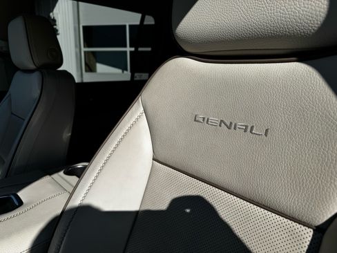 Used 2022 GMC Yukon XL Denali w/ Advanced Technology Package AWD/4WD image 23