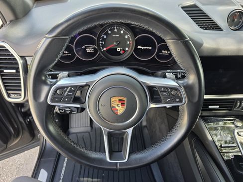 Used 2022 Porsche Cayenne AWD/4WD image 17