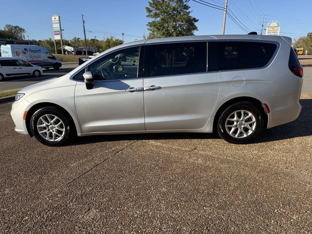 Used 2023 Chrysler Pacifica Touring FWD image 6