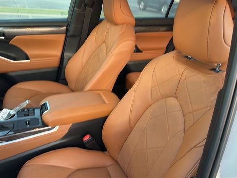 Certified 2024 Toyota Highlander Platinum AWD/4WD image 31