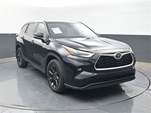 Used 2023 Toyota Highlander LE image 1