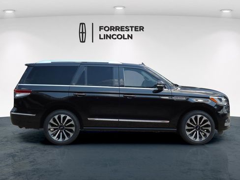 Used 2022 Lincoln Navigator Reserve image 2