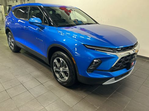 Used 2025 Chevrolet Blazer LT AWD/4WD image 2