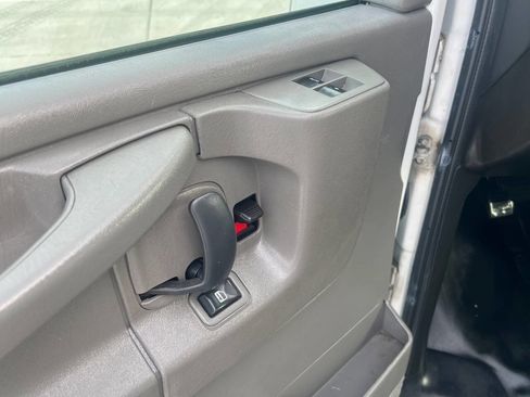 Used 2014 Chevrolet Express 2500 image 12