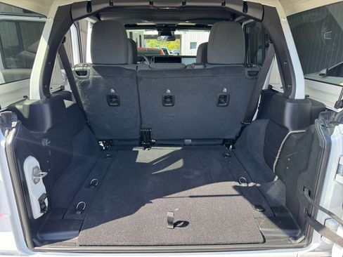 Used 2025 Jeep Wrangler Sahara image 30