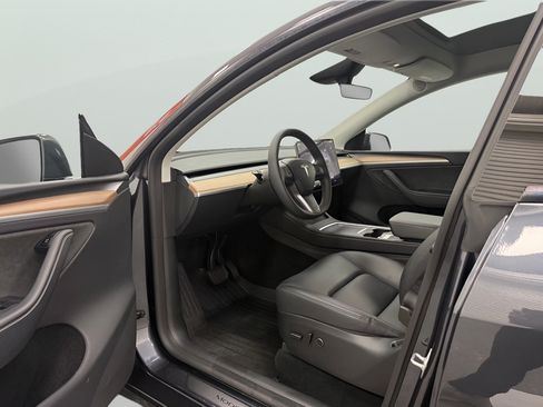 Used 2025 Tesla Model Y Long Range AWD/4WD image 9