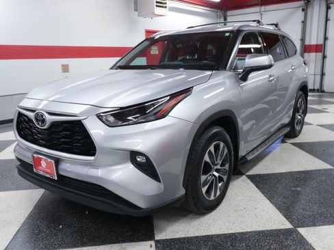 Used 2022 Toyota Highlander XLE image 6