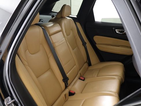 Used 2022 Volvo XC60 B6 Inscription w/ Climate Package image 31