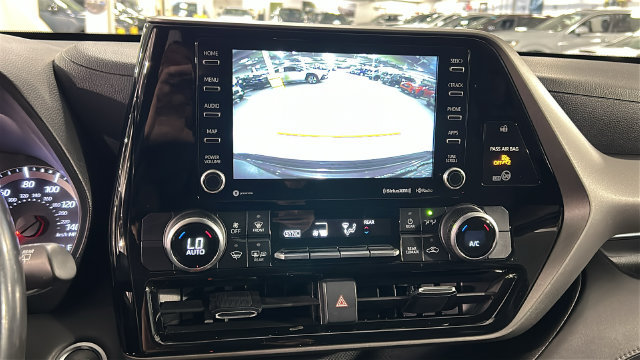 Used 2020 Toyota Highlander LE AWD/4WD image 17