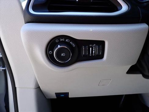 Used 2024 Chrysler Pacifica Touring-L FWD image 16