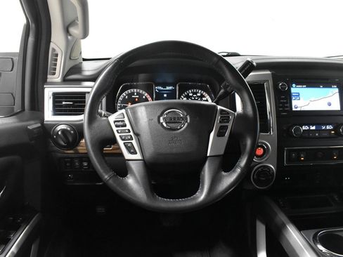 Used 2017 Nissan Titan SL image 7