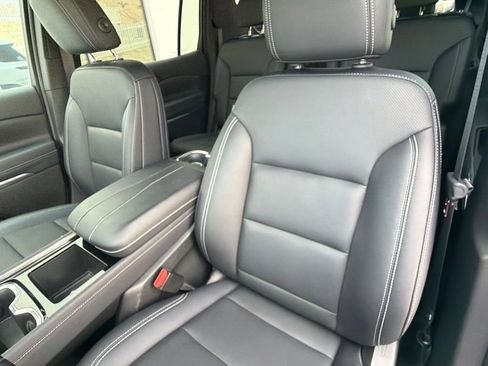 Used 2025 Chevrolet Traverse LT FWD image 32