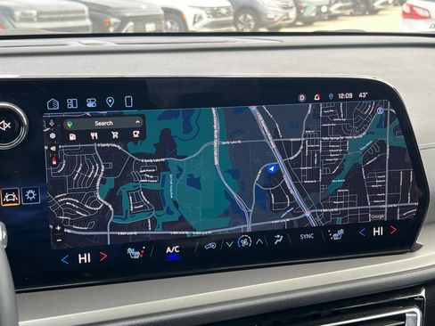 Used 2025 Chevrolet Traverse LT image 33