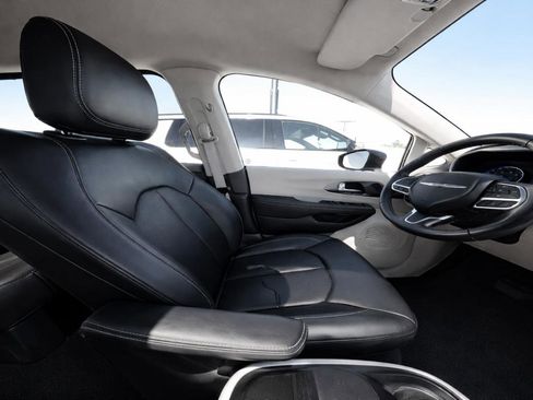 Used 2023 Chrysler Pacifica Touring-L FWD image 10