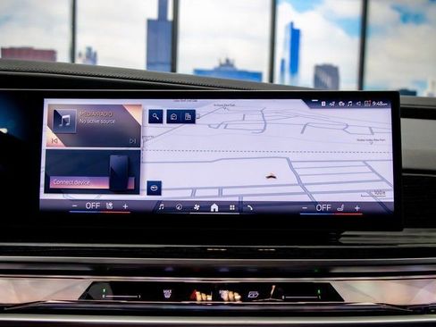 Used 2025 BMW 760i xDrive w/ Premium Package image 18