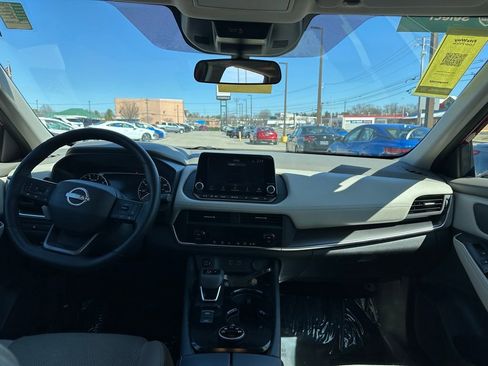 Used 2025 Nissan Rogue SV image 11