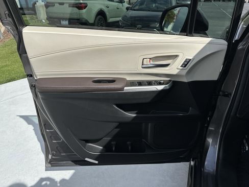 Certified 2023 Toyota Sienna Platinum FWD image 14