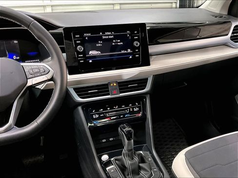 Used 2025 Volkswagen Taos SE w/ Panoramic Sunroof Package image 9