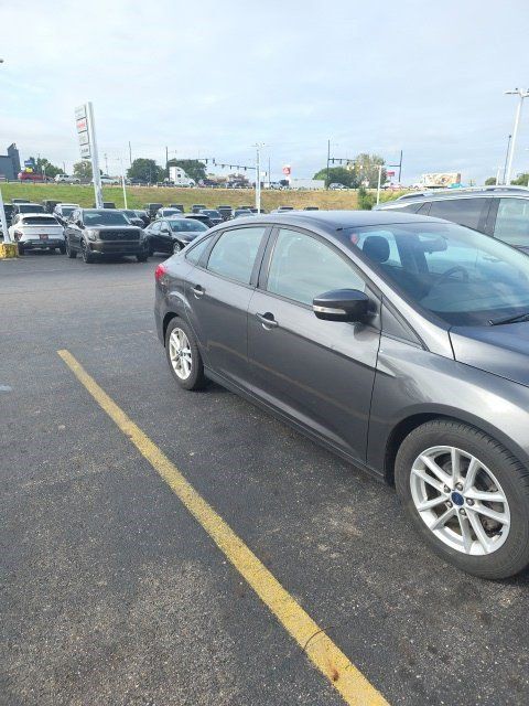 Used 2015 Ford Focus SE FWD image 2