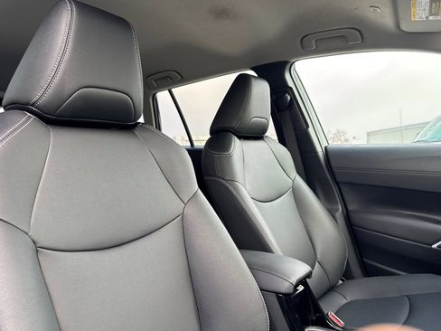 Certified 2025 Toyota Corolla Cross XLE image 31