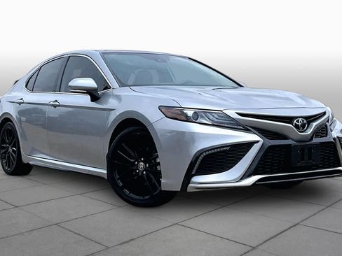 Used 2023 Toyota Camry XSE FWD image 3