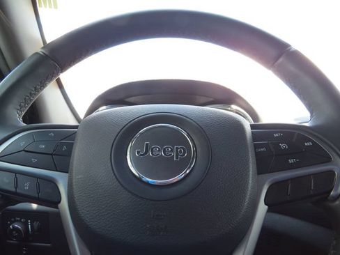 Used 2019 Jeep Grand Cherokee Laredo AWD/4WD image 11