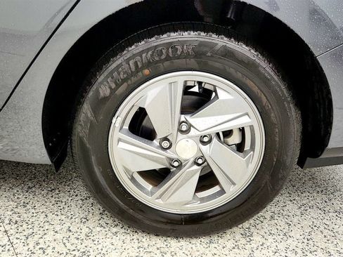 Used 2025 Hyundai Elantra SE FWD image 9