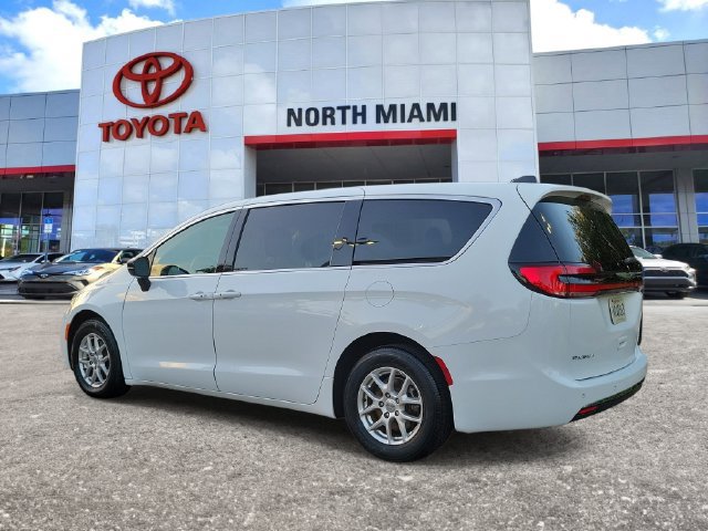 Used 2024 Chrysler Pacifica Touring-L FWD image 3