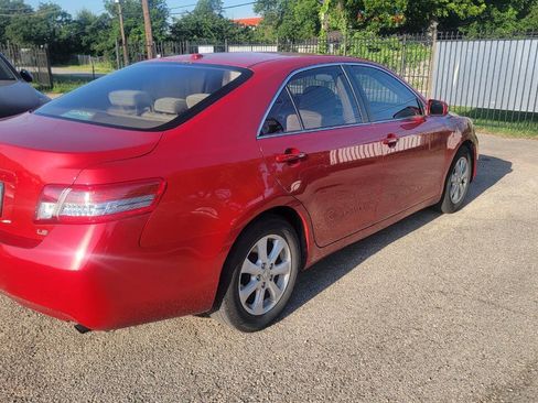 Used 2010 Toyota Camry LE FWD image 4