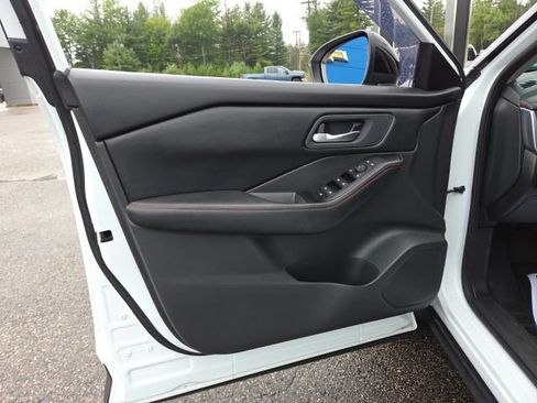 Used 2025 Nissan Rogue SV AWD/4WD image 39