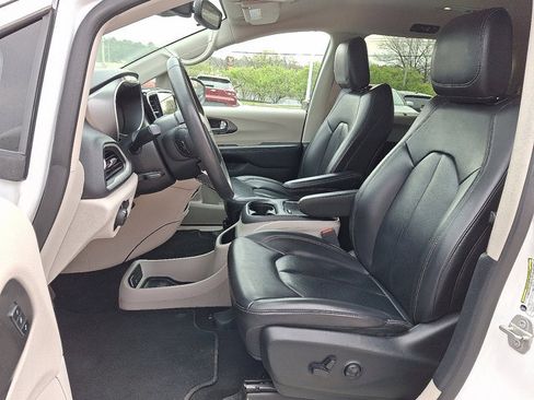 Used 2023 Chrysler Pacifica Touring-L FWD image 16