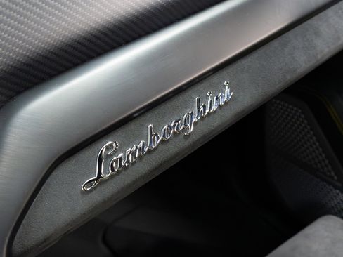 Used 2022 Lamborghini Urus image 40