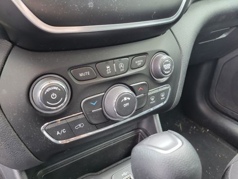 Used 2021 Jeep Cherokee Latitude FWD image 22