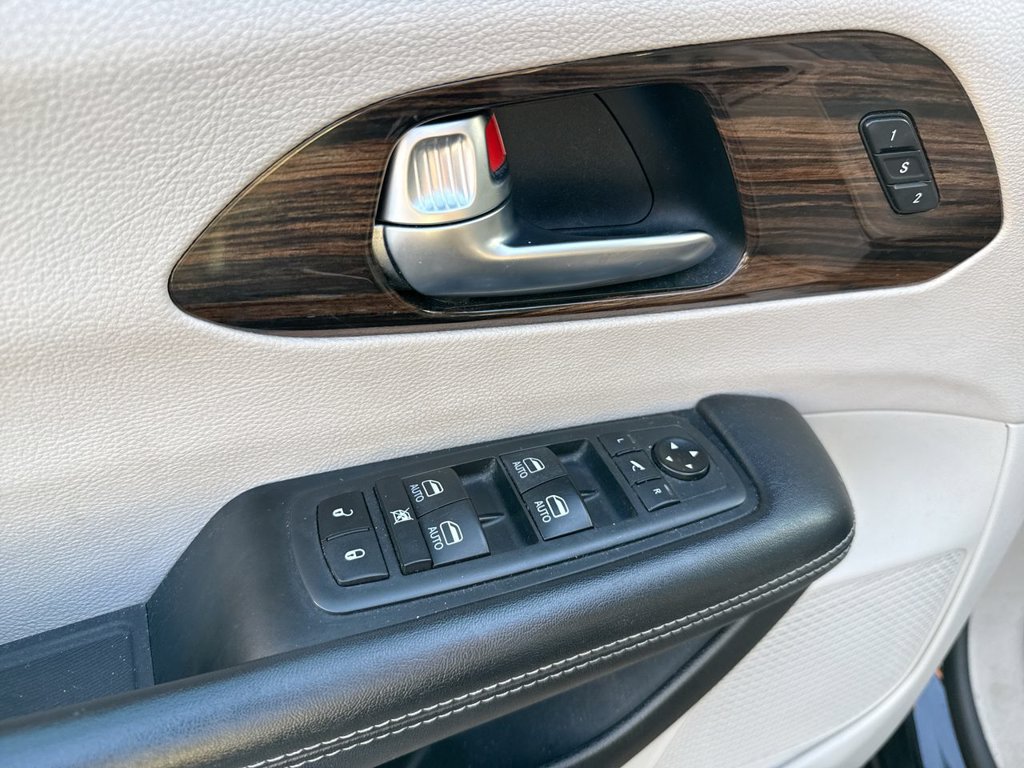 Used 2021 Chrysler Pacifica Limited AWD/4WD image 16