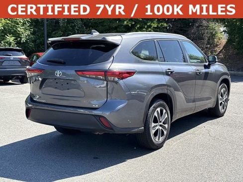 Used 2023 Toyota Highlander XLE FWD image 2