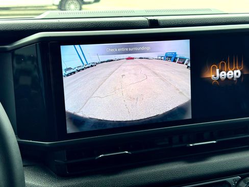 Used 2024 Jeep Wrangler Unlimited image 30