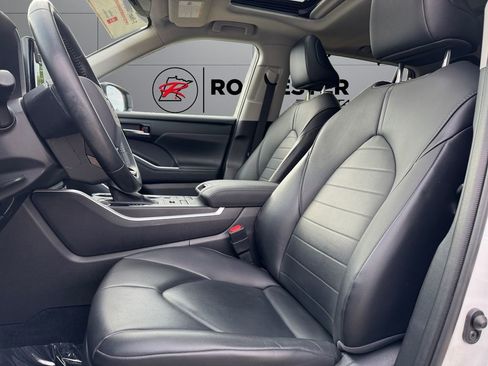 Used 2021 Toyota Highlander XLE AWD/4WD image 10
