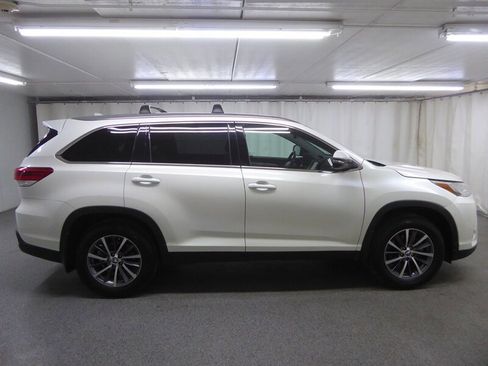 Used 2019 Toyota Highlander XLE AWD/4WD image 8