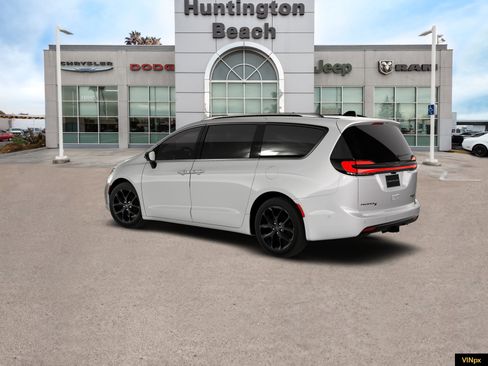 New 2026 Chrysler Pacifica Limited w/ Uconnect Theater Family Group image 4