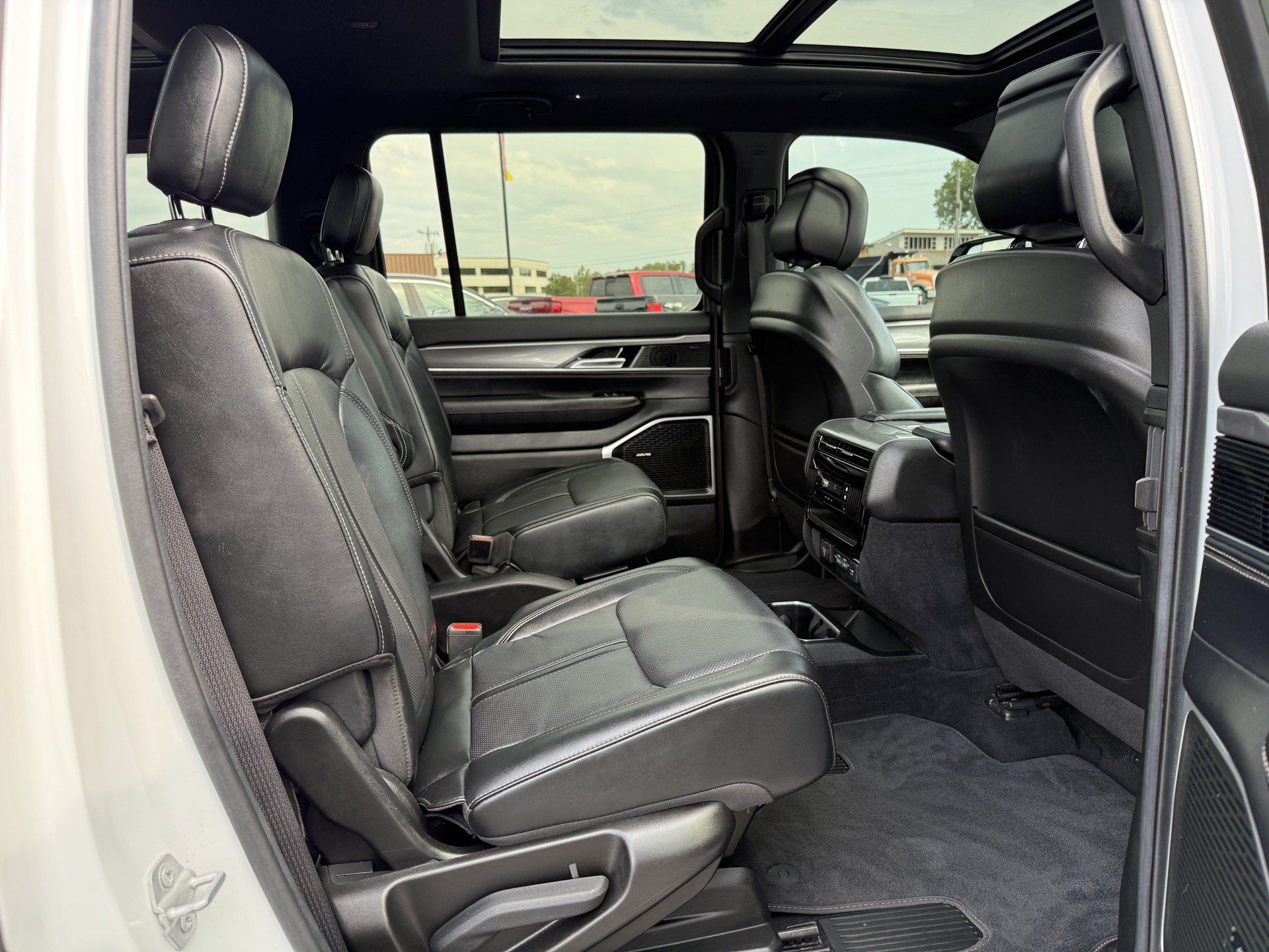 Used 2022 Jeep Wagoneer Series II AWD/4WD image 29