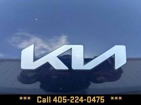 Used 2024 Kia Carnival LX image 2