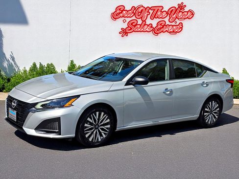 Used 2024 Nissan Altima 2.5 SV image 1