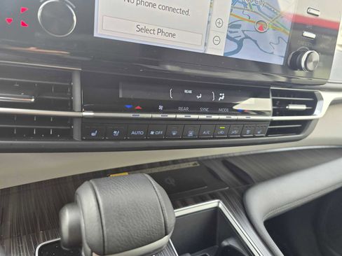 Used 2023 Toyota Sienna Limited image 30