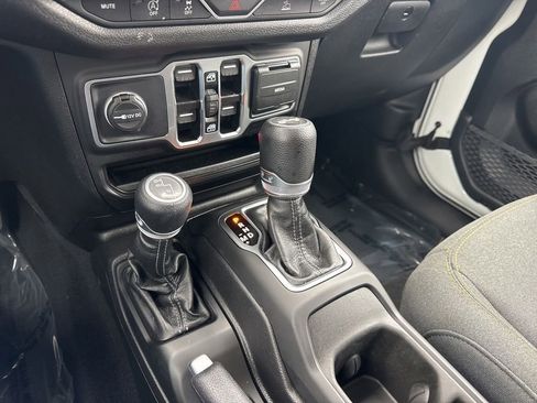 Used 2025 Jeep Wrangler Unlimited Sport AWD/4WD image 15